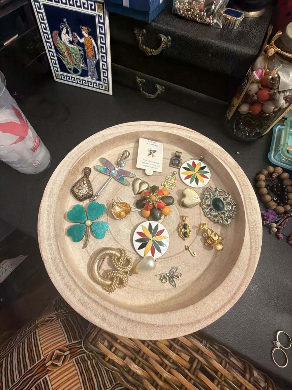 Vintage Costume Jewelry Assorted Lot of Brooches and Pendants - Picture 1 of 1